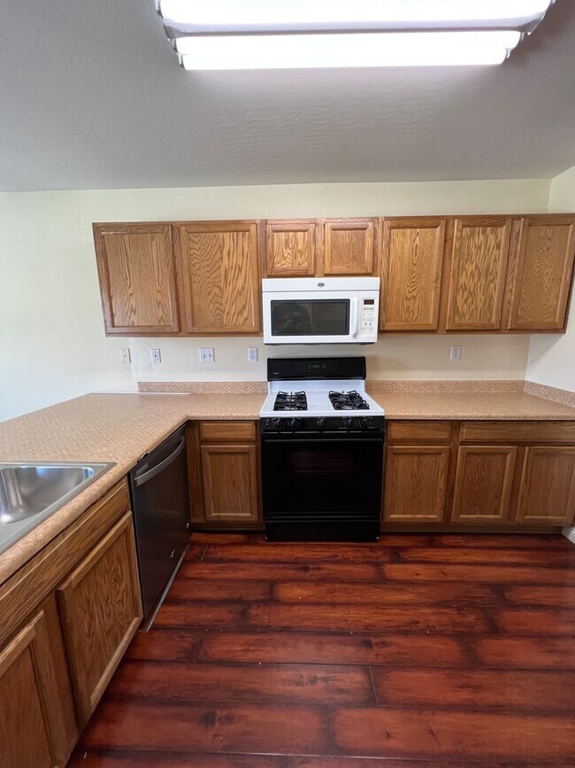 Building Photo - Beautiful NW Home for Rent 3+2 $2,300