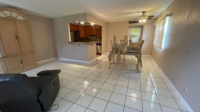 Building Photo - 166 Valencia Dr