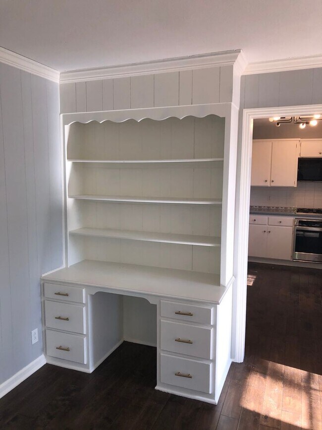 Building Photo - Charming single-level ranch home offers 4 bedrooms and 2 bathrooms in Brentwood