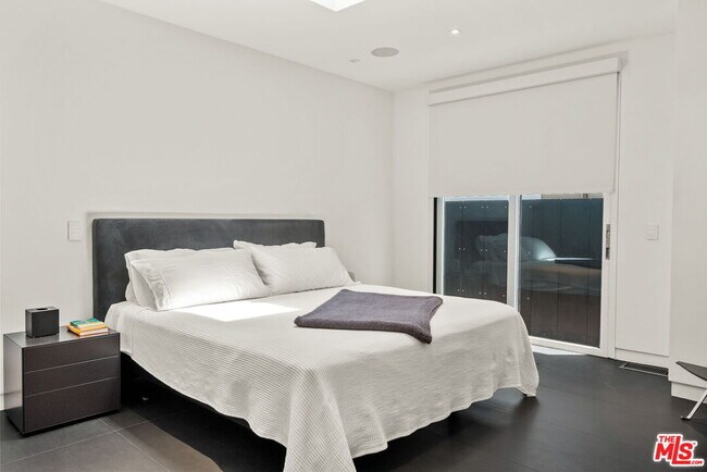 Building Photo - 1527 Cabrillo Ave