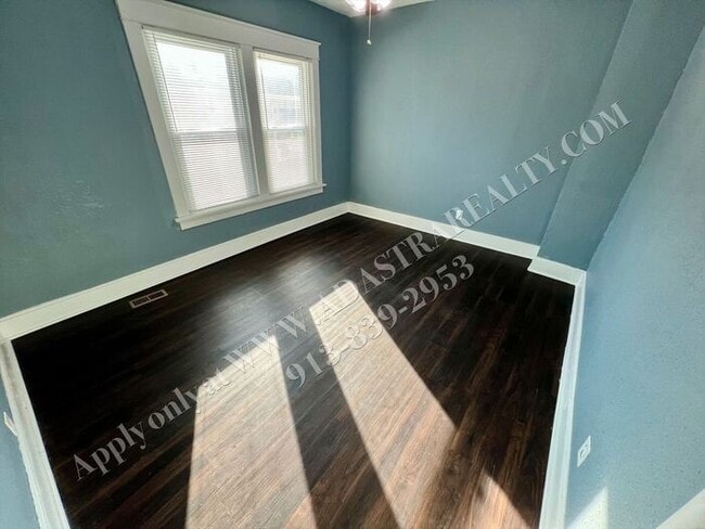 Building Photo - Cozy 4 Bed 2 Bath Home in KCK-Available NOW!!