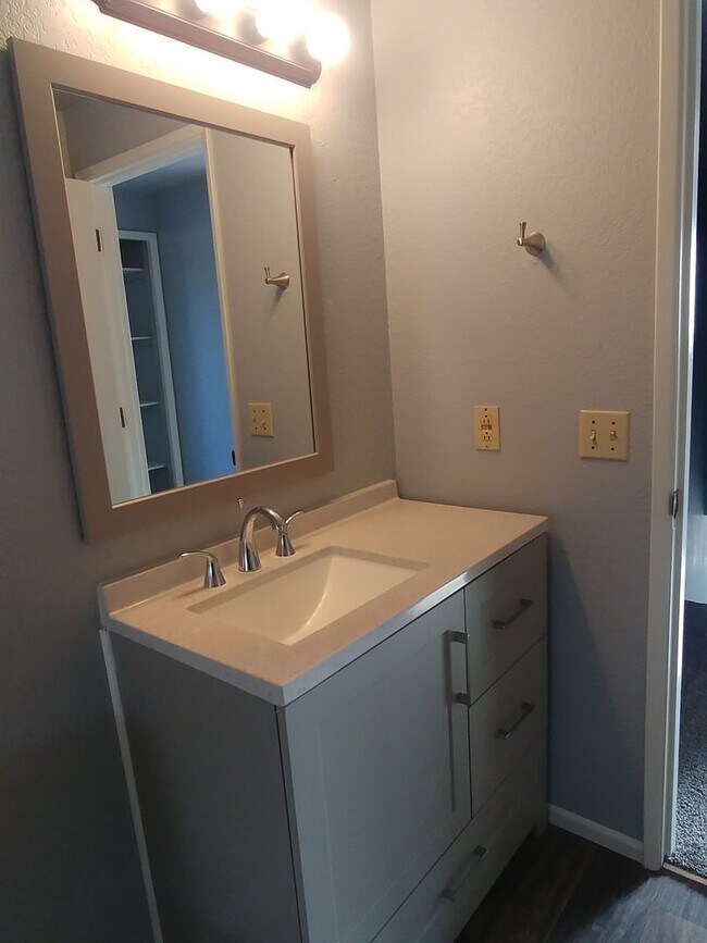 Building Photo - Freshly remodeled Townhouse Style Apartment with Private Yard