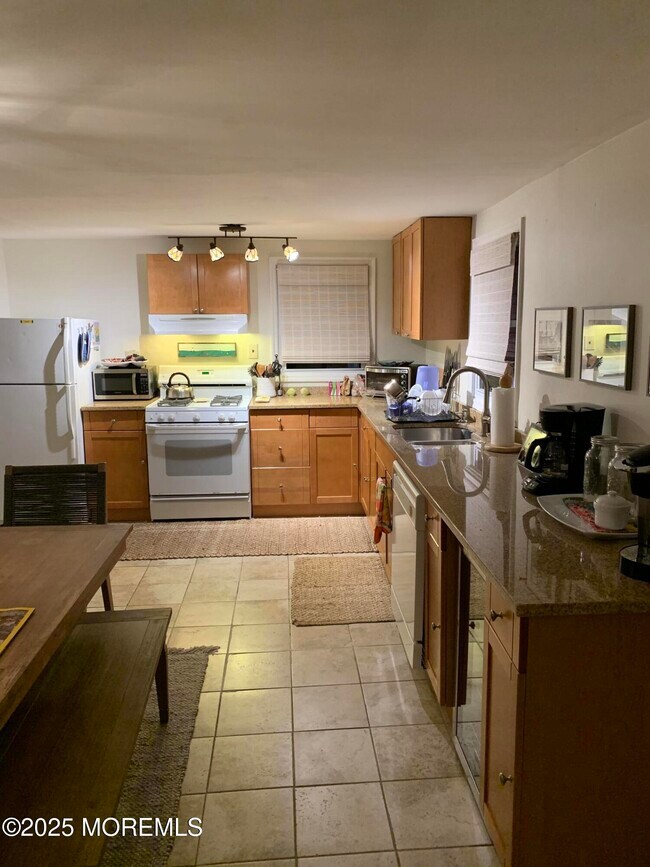 Building Photo - 19 Webb Ave