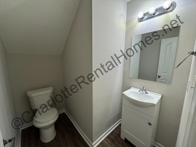 Building Photo - Spacious two story home in Charlotte