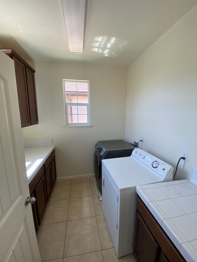 Building Photo - SE Reno - Damonte Ranch - 4 Beds 3 Baths