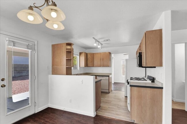 Building Photo - 8217 Beekman St