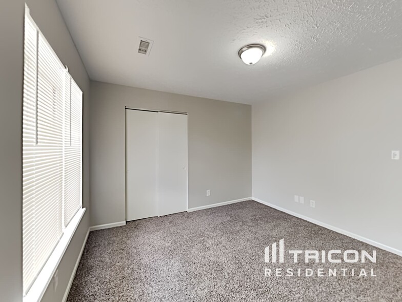 Building Photo - 3324 Oak Tree Dr S