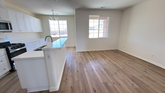 Building Photo - 3 BEDROOM VICTORVILLE HOME