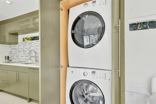 Building Photo - 2514 Yacht Club Blvd