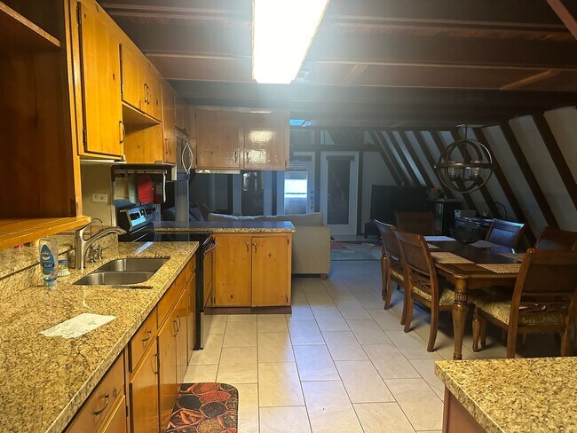 Building Photo - Lakefront 3 Bedroom 1 Bathroom in Haines City