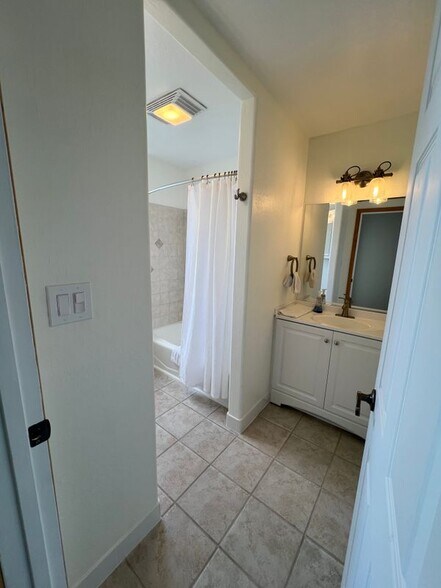 Building Photo - 975 CA-1