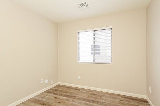 Building Photo - 195 W Brangus Way