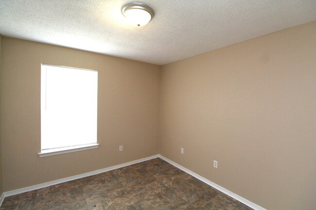 Building Photo - Updated 3BR/1BA Home with Fenced Yard in C...