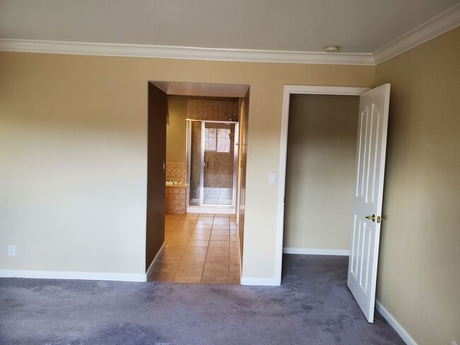 Building Photo - Huge 2 Bedroom House with separate Office ...