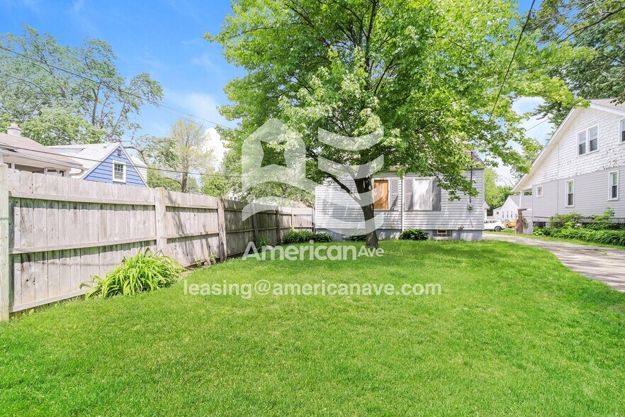 Building Photo - 5065 Lafontaine St