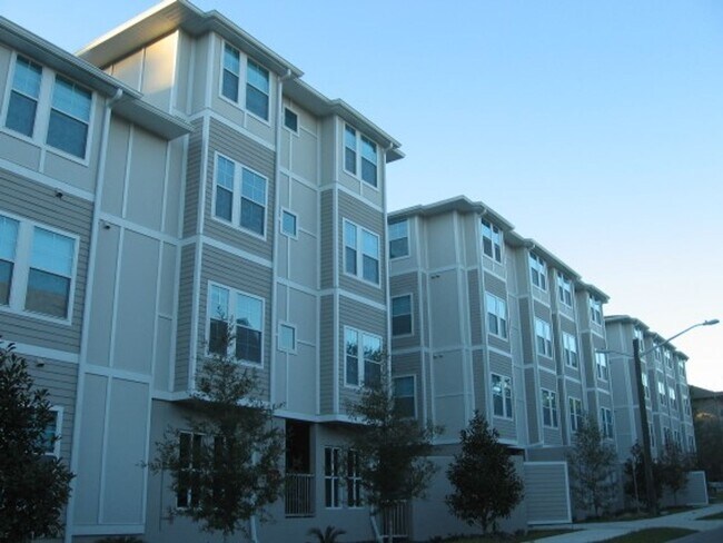 Building Photo - Oxford Terrace Phase I: 4/4 luxury apartment just 3 blocks from UF & 1 block from Sorority Row. L...