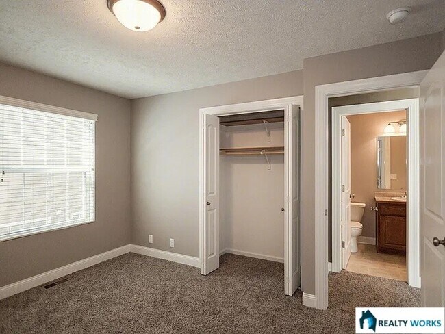 Building Photo - Spacious 4 Bed, 3 Bath Townhome with finished Basement