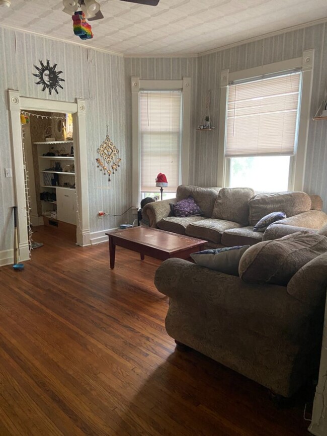 Building Photo - 3BR/2BA HOUSE IN GREAT LOCATION! AVAILABLE...