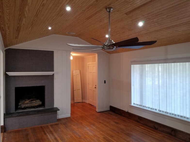 Building Photo - 312 Harvey Cir