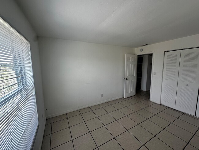 Building Photo - 1151 S Loop Blvd