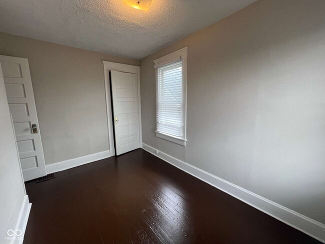 Building Photo - 826 N Beville Ave