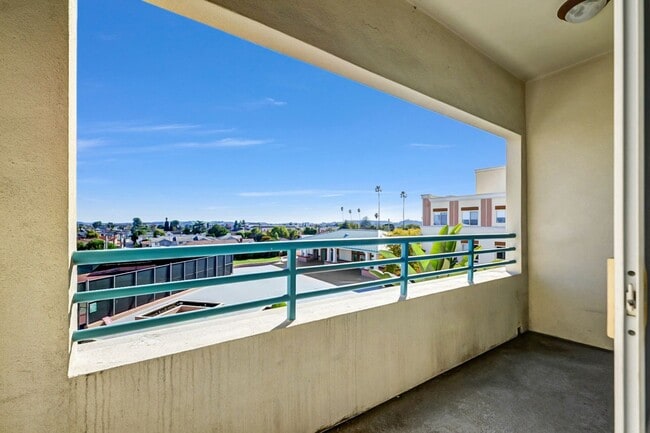 Building Photo - Luxurious Modern Condo in Alhambra ? Move-In Special: Get 2 Weeks Free