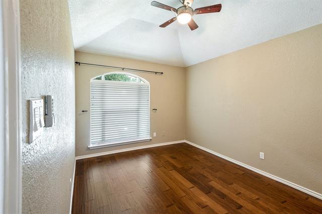 Building Photo - 2221 Meadowstone Dr
