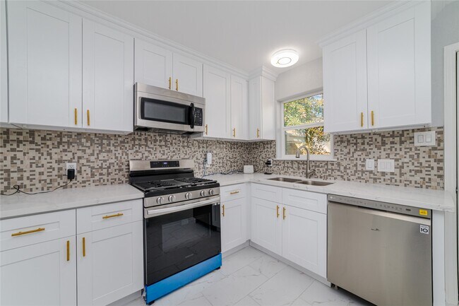 Building Photo - 1716 Crestdale Dr