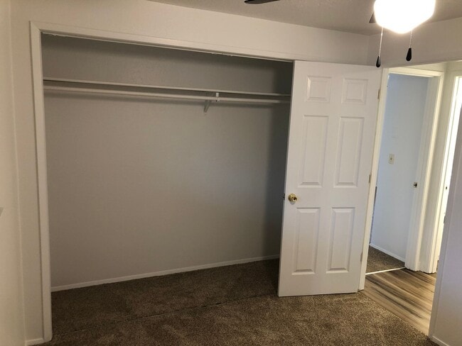 Building Photo - Updated single level 2 bedroom 1 bath duplex in Springfield!