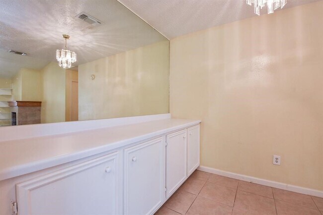 Building Photo - 10555 Turtlewood Ct