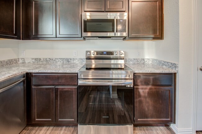 Building Photo - 6202 N Wayside Dr