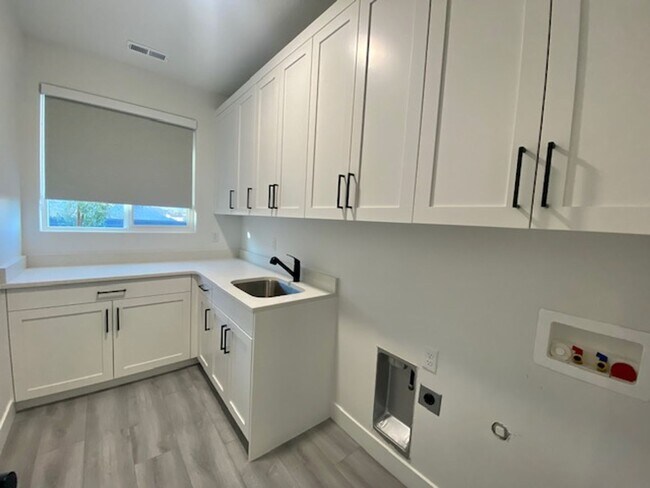 Building Photo - SPACIOUS HOME FOR RENT!