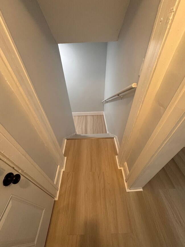 Building Photo - 1429-1431 Knox Ave N