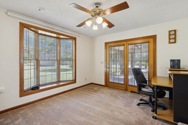 Building Photo - Peaceful Country Living Close to Everything