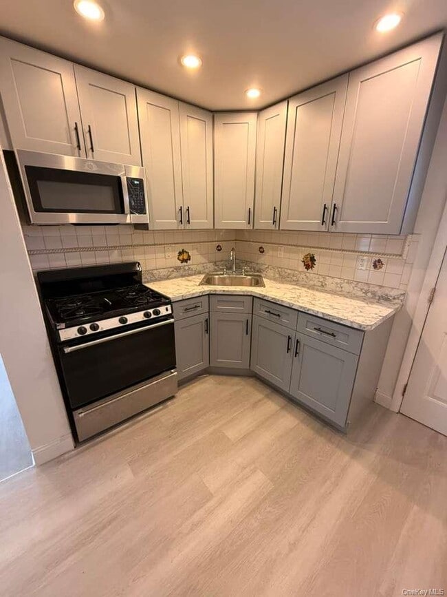 Building Photo - 120-54 194th St