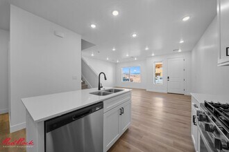 Building Photo - 3 Bedroom Townhome in Desert Color