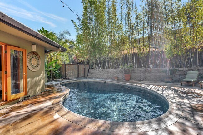 Building Photo - HOLIDAY SPECIAL***2 WEEKS FREE** 3 Bed/2 Bath Oasis in Royal Woods - Available Now