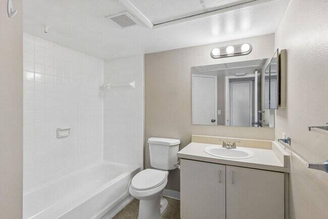 Building Photo - 1/1 Condo in Gated Lakefront Community of Altamonte Springs!
