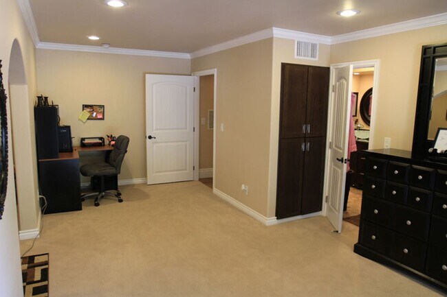Building Photo - Call for your Private Showing! - Rent Ready September 1st