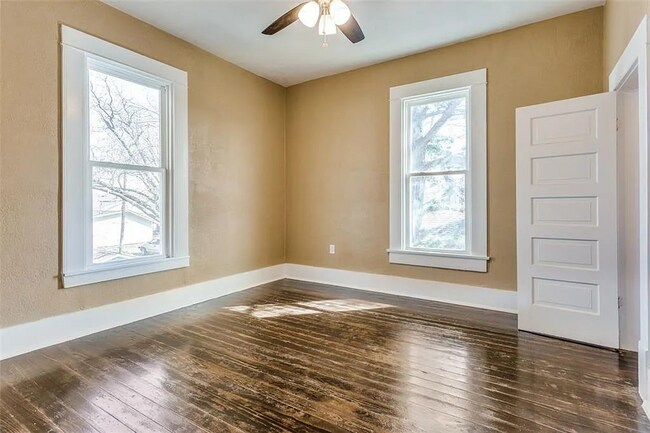 Building Photo - 423 E Sears St