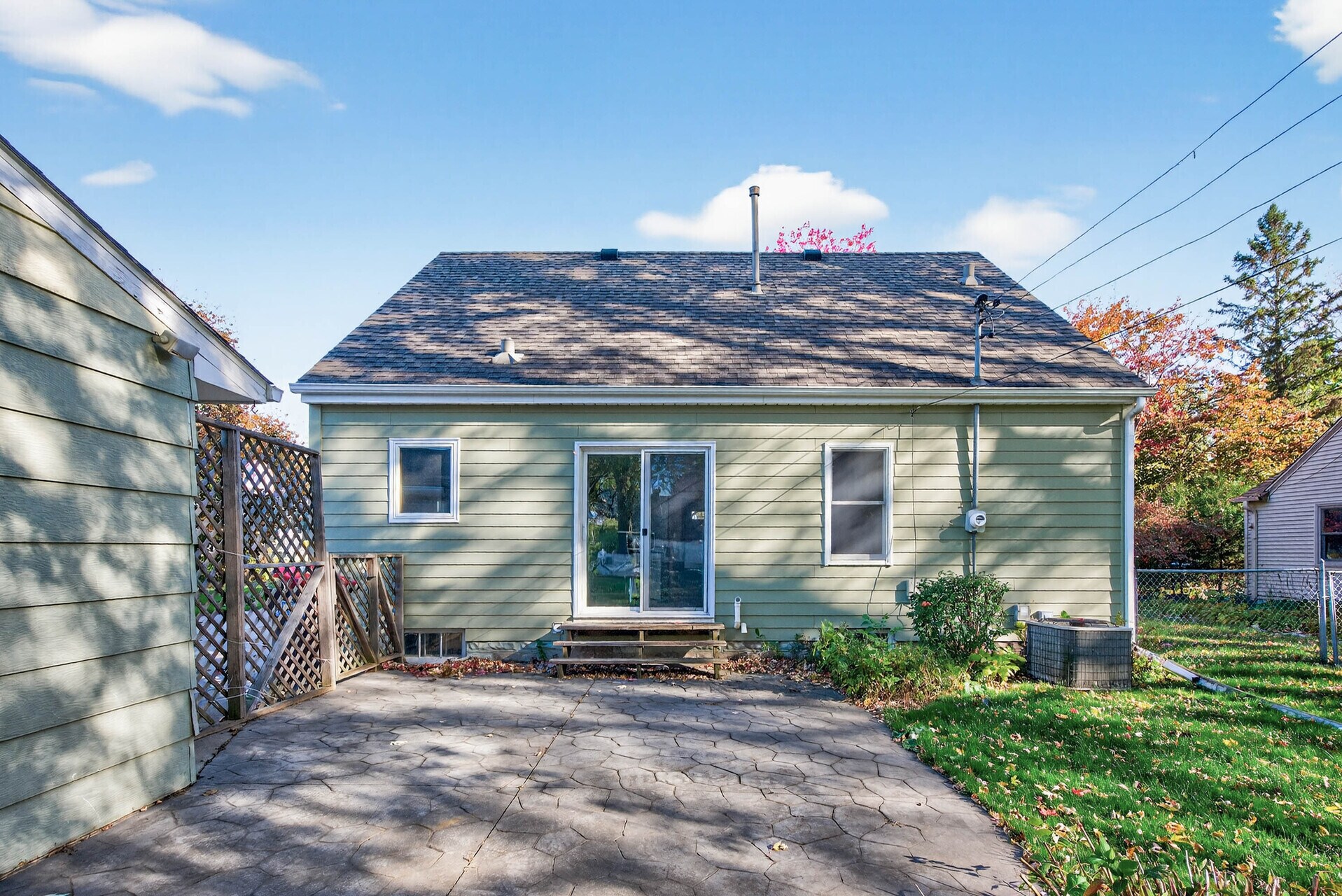 Building Photo - 1049 Sterling St N