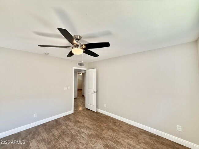 Building Photo - 535 W Sweetwater Ave