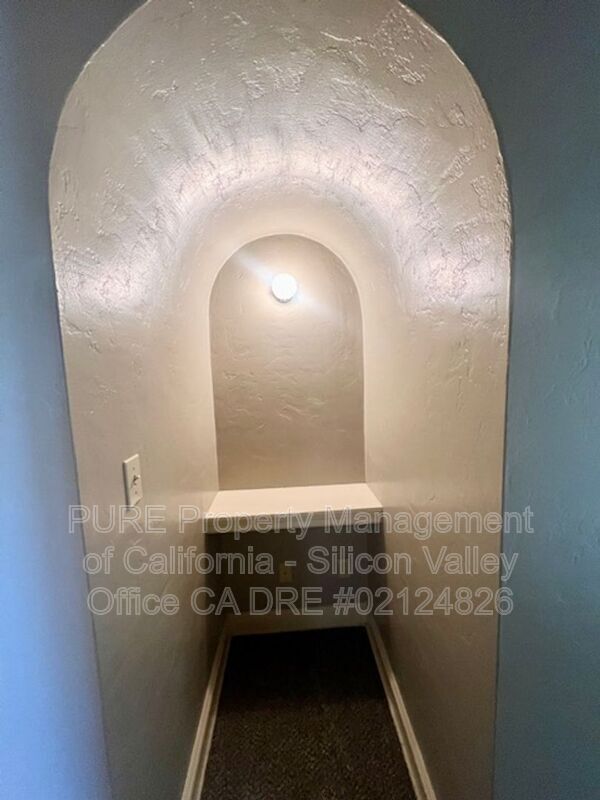 Building Photo - 717 E Lake Ave