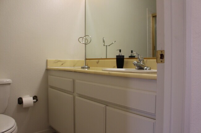 Building Photo - 2 bedroom/2 bath condo located in the Tang...
