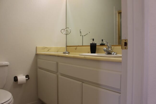 Building Photo - Available now! 2 bedroom/2 bath condo located in the Tanglewood Villas of Pomona!