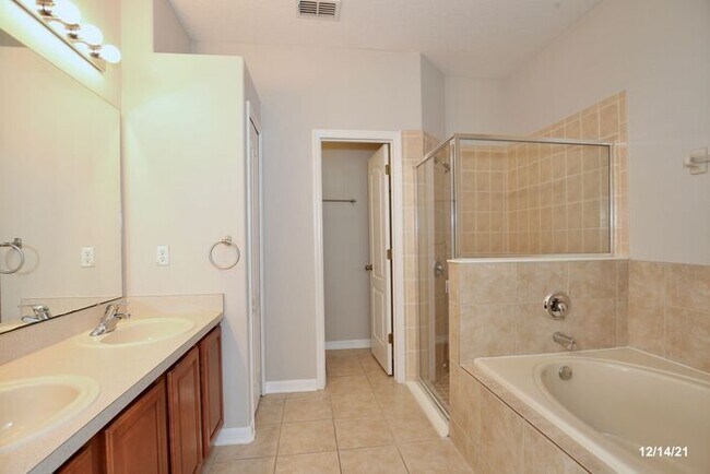 Building Photo - Beautiful 4/2 Home with a Spacious 2 Car G...