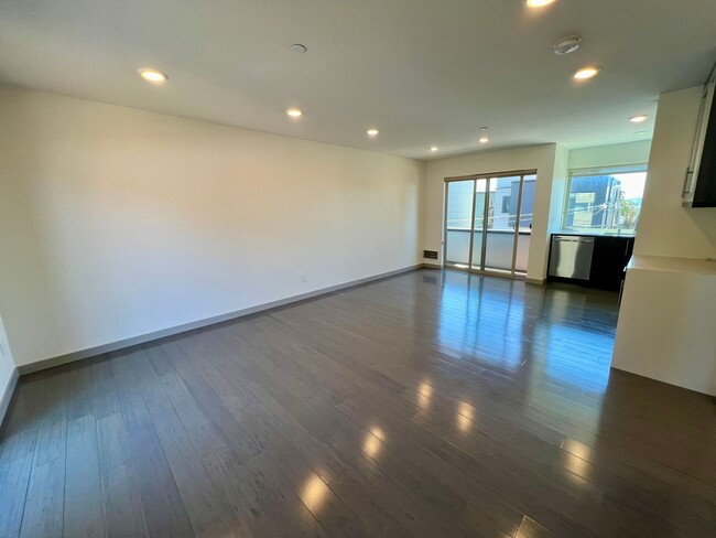 Building Photo - LUXURY ALKI 3 BED TOWNHOME FOR RENT W EXPA...