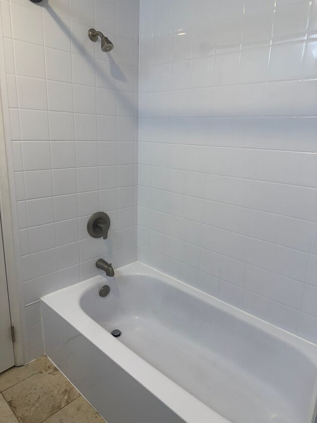 Building Photo - Condo near the beach - top floor