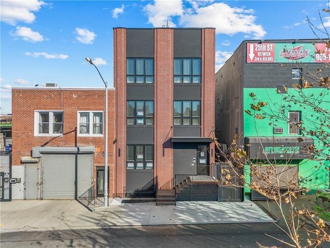 Building Photo - 157 25th St