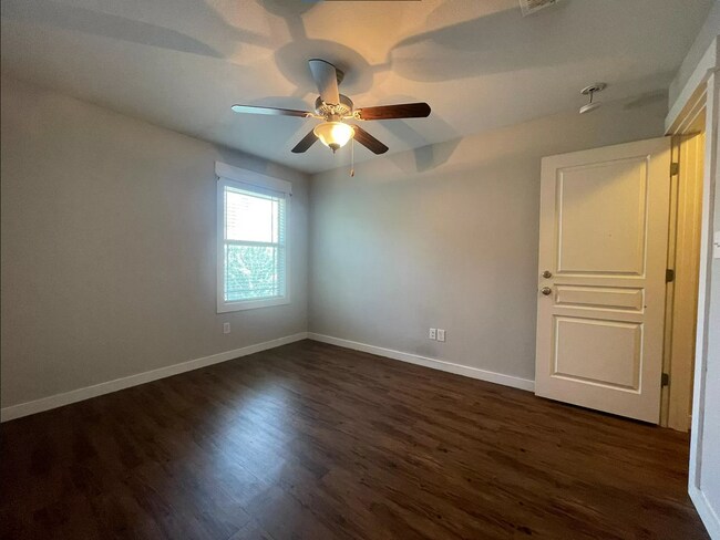 Building Photo - Spacious 4X2 North Loop Duplex